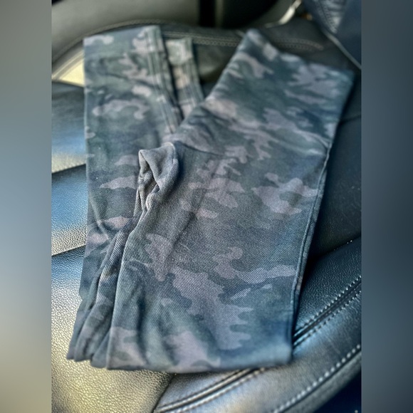 Spanx Seamless Look At Me Now Camo Leggings - Picture 5 of 10